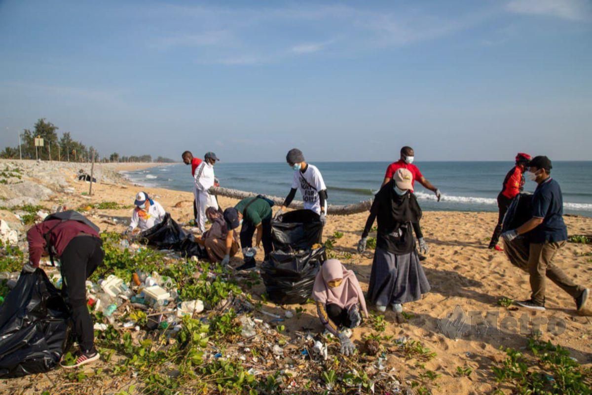 Pelajar UniSZA Kutip Satu Tan Sampah Di Pantai